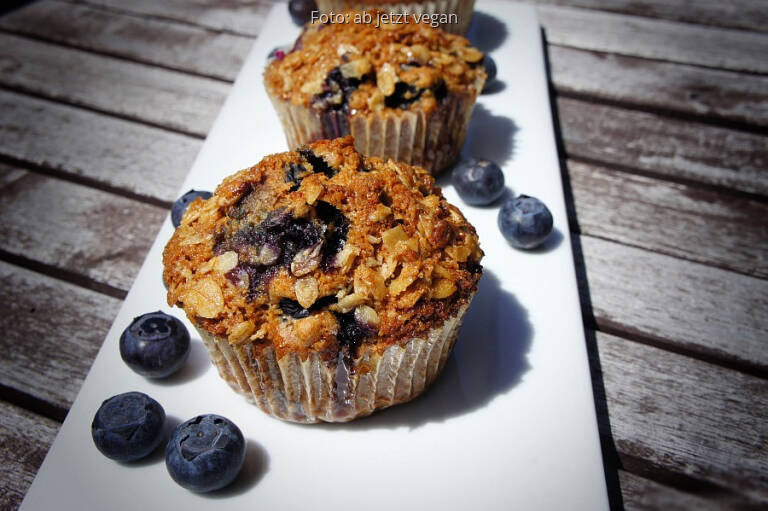 Blaubeer-Muffins mit Streuseln von ab jetzt vegan