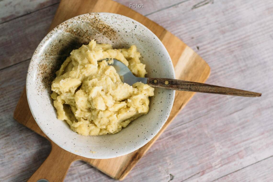 So einfach kochst du veganen Kartoffelbrei