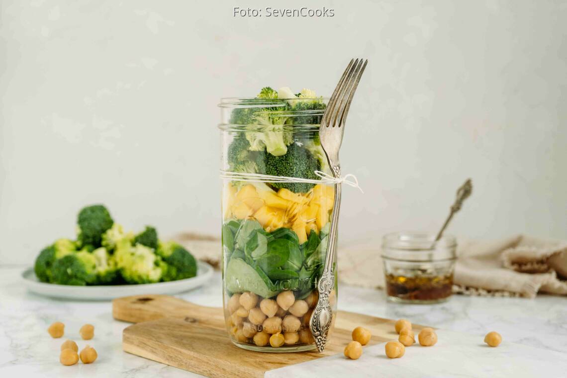 Veganes Gericht: Brokkoli Mango Salat im Glas