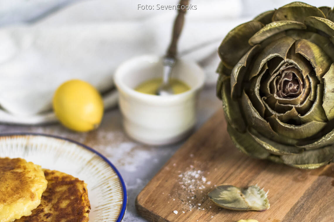 Veganes Rezept: Artischocken mit Senf-Dip und Kartoffel-Sauerkraut Taler