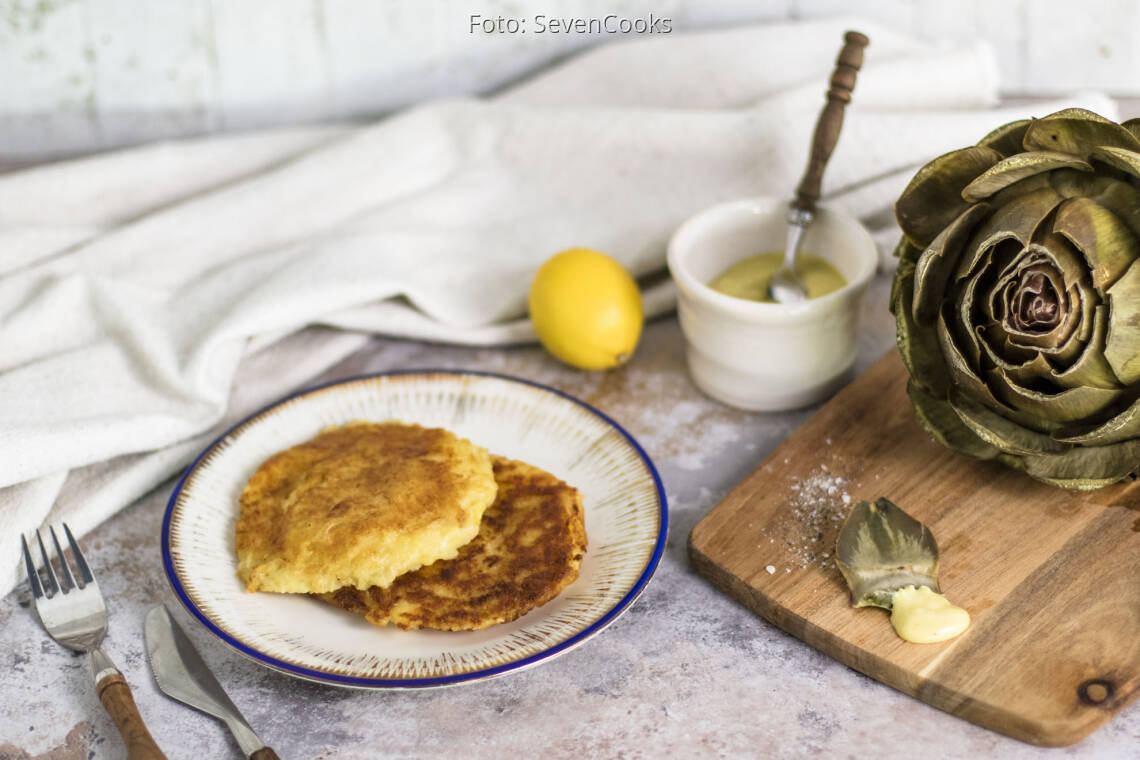 Veganes Rezept: Artischocken mit Senf-Dip und Kartoffel-Sauerkraut Taler