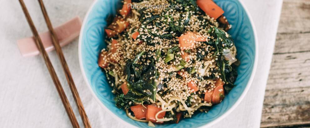 Veganes Rezept: Asia-Nudeln mit Grünkohl 1