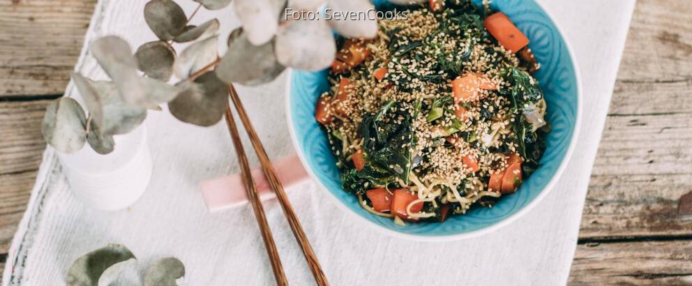 Veganes Rezept: Asia-Nudeln mit Grünkohl 2