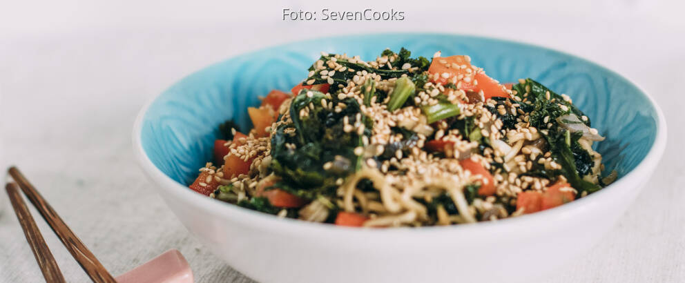 Veganes Rezept: Asia-Nudeln mit Grünkohl 3