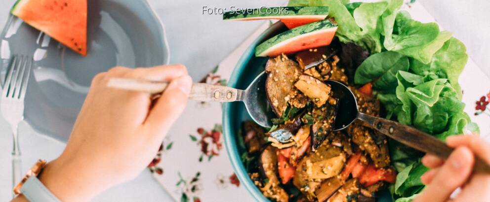 Veganes Rezept: Auberginen-Minz-Salat mit Wassermelonendressing