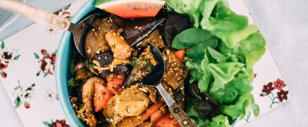 Veganes Rezept: Auberginen-Minz-Salat mit Wassermelonendressing