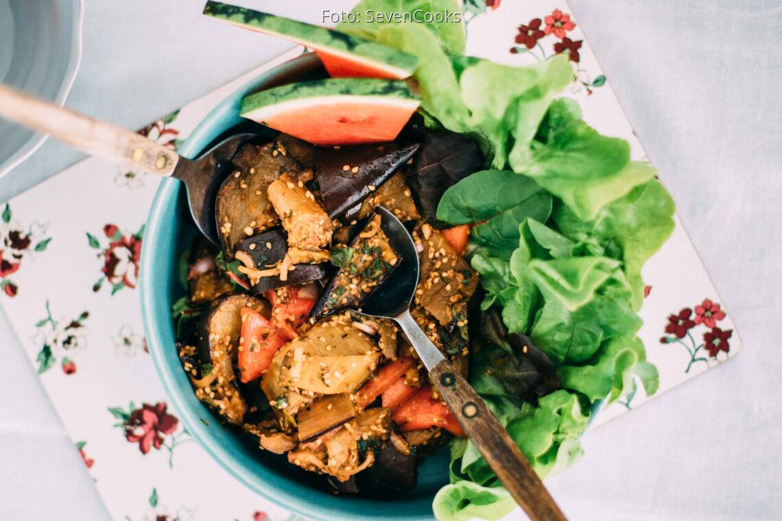Veganes Rezept: Auberginen-Minz-Salat mit Wassermelonendressing