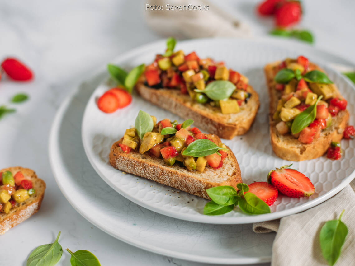 Veganes Rezept: Avocado-Erdbeer-Bruschetta 2