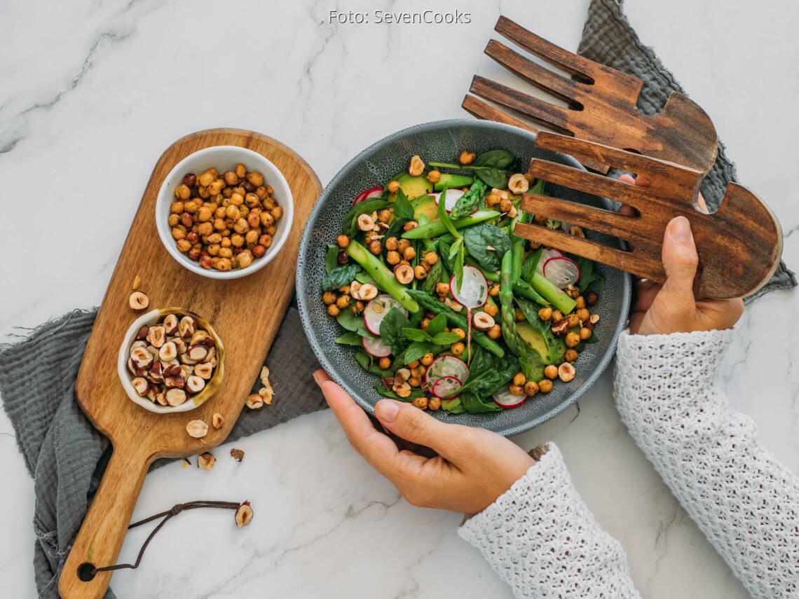 Veganes Rezept: Avocado-Spargel-Salat mit gerösteten Kichererbsen 2