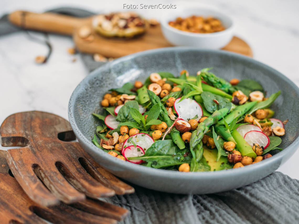 Veganes Rezept: Avocado-Spargel-Salat mit gerösteten Kichererbsen 3