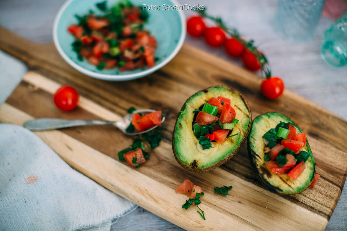 Veganes Rezept: Avocado vom Grill mit Tomatensalsa