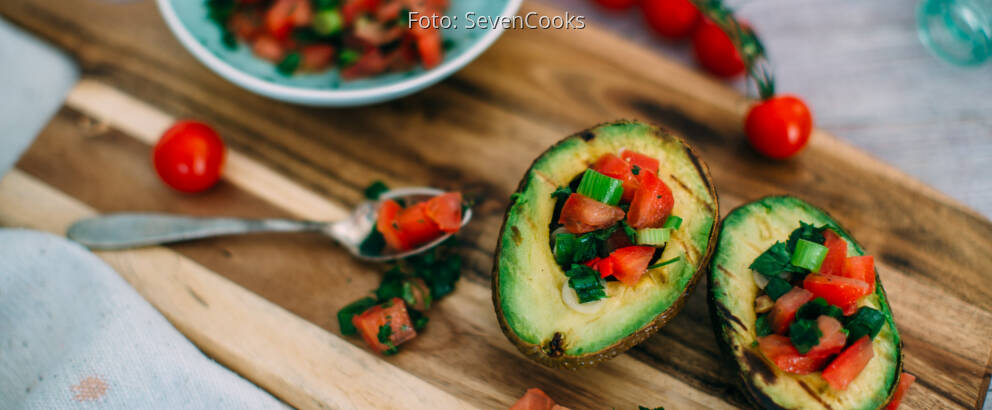 Veganes Rezept: Avocado vom Grill mit Tomatensalsa