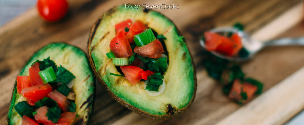 Veganes Rezept: Avocado vom Grill mit Tomatensalsa