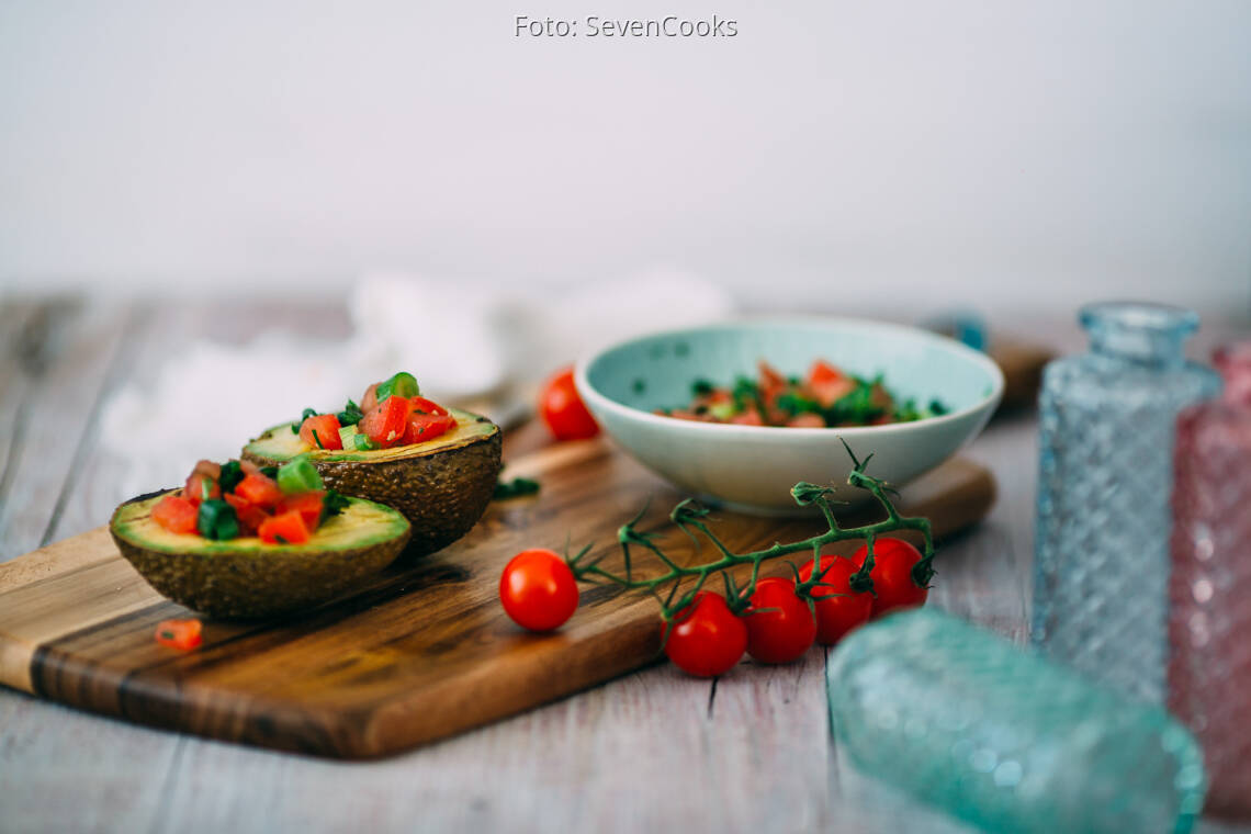 Veganes Rezept: Avocado vom Grill mit Tomatensalsa