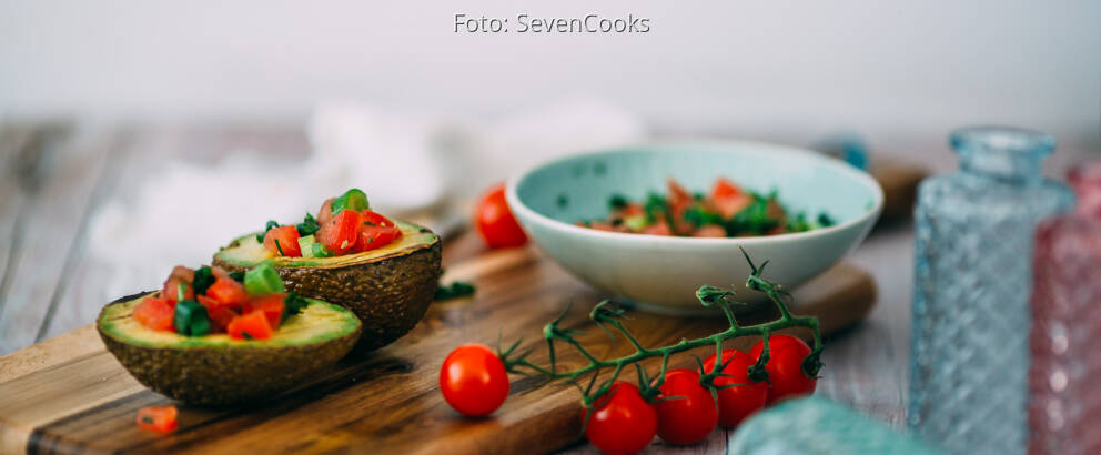Veganes Rezept: Avocado vom Grill mit Tomatensalsa