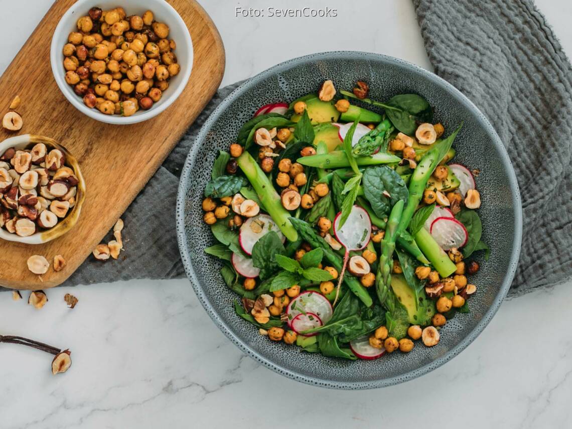 Veganes Rezept: Avocado-Spargel-Salat mit gerösteten Kichererbsen 1