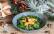Veganes Rezept: Babyspinatsalat mit Knödelteig-Sternen
