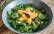 Veganes Rezept: Babyspinatsalat mit Knödelteig-Sternen