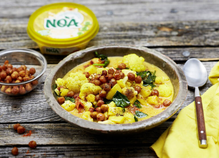 Veganes Rezept: Blumenkohl-Kartoffel-Curry mit gerösteten Kichererbsen von NOA