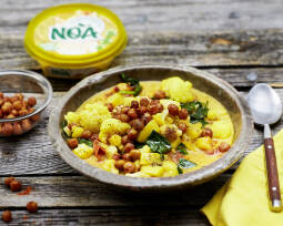Veganes Rezept: Blumenkohl-Kartoffel-Curry mit gerösteten Kichererbsen von NOA