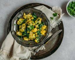 Veganes Rezept: Blumenkohl und Spinat auf indische Art 1