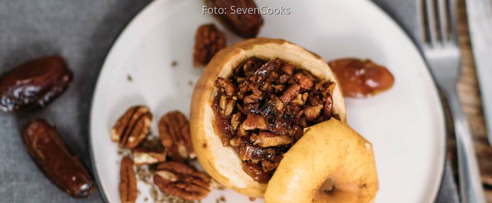 Veganes Rezept: Bratapfel mit Anis-Dattel-Füllung
