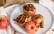 Veganes Rezept: Bratapfel mit Mandel-Rosinen-Füllung und Knuspertopping