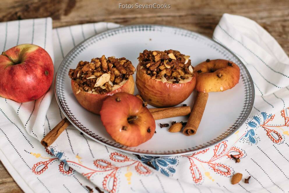 Bratapfel mit Mandel-Rosinen-Füllung und Knuspertopping von SevenCooks