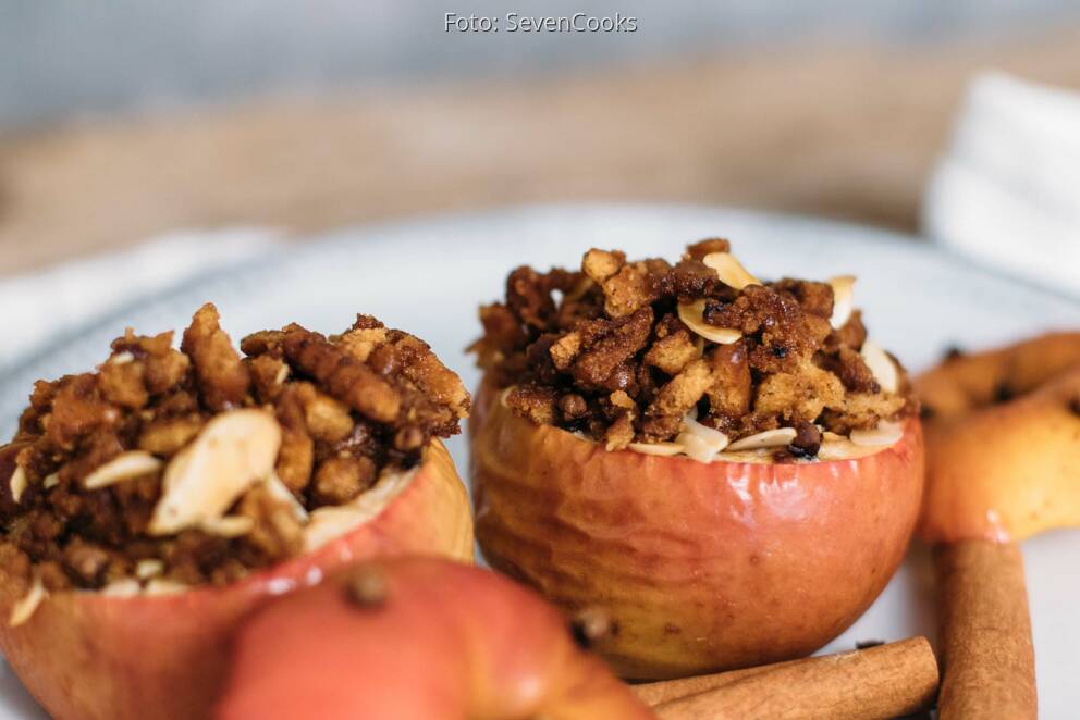 Bratapfel mit Mandel-Rosinen-Füllung und Knuspertopping von SevenCooks