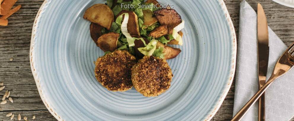 Veganes Rezept: Bratkartoffeln mit Endiviensalat und Karotten-Nuss-Bratlingen 3