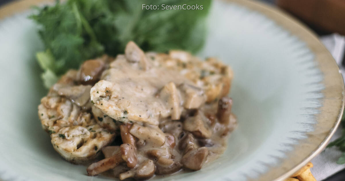 Brezenknödel mit Pfifferling-Champignon-Rahmsauce | SevenCooks
