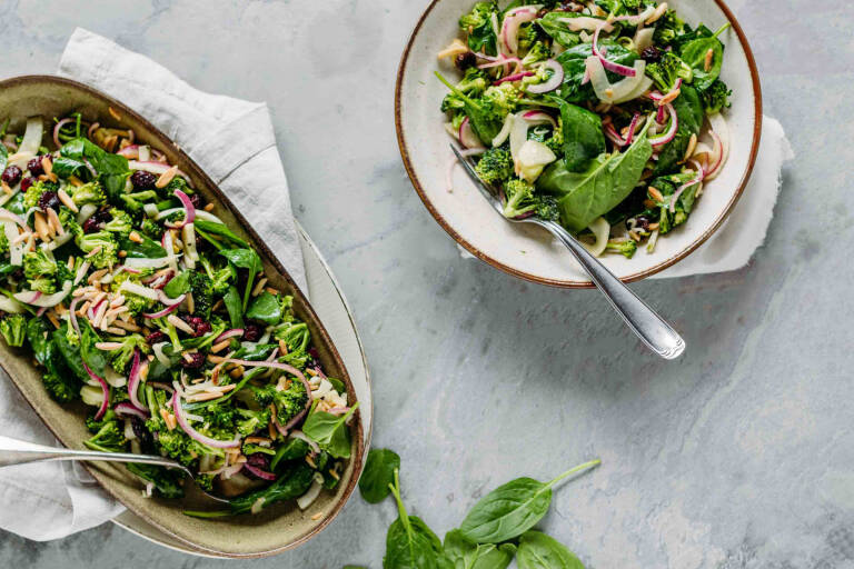 Veganes Rezept: Brokkolisalat mit Spinat und Cranberries 1