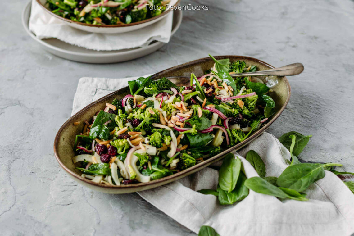 Veganes Rezept: Brokkolisalat mit Spinat und Cranberries 2
