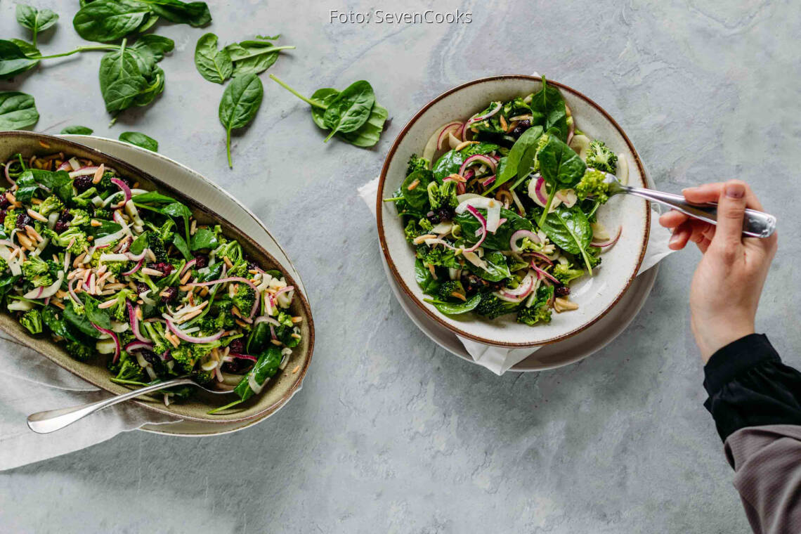 Veganes Rezept: Brokkolisalat mit Spinat und Cranberries 3