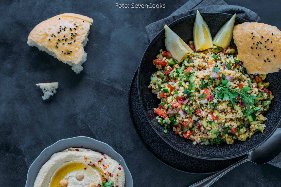 Veganes Rezept: Bulgur-Salat mit Hummus 2
