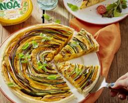 Veganes Rezept: Bunte Gemüsequiche mit Hummus Süßkartoffel-Kürbis und Pflücksalat von NOA