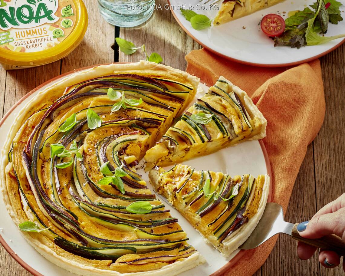 Veganes Rezept: Bunte Gemüsequiche mit Hummus Süßkartoffel-Kürbis und Pflücksalat von NOA