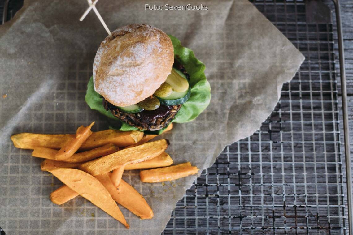 Veganes Rezept: Burger mit schwarzem Bohnen-Patty und Süßkartoffelpommes 1
