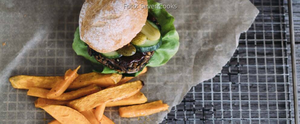 Veganes Rezept: Burger mit schwarzem Bohnen-Patty und Süßkartoffelpommes 1