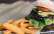 Veganes Rezept: Burger mit schwarzem Bohnen-Patty und Süßkartoffelpommes 2