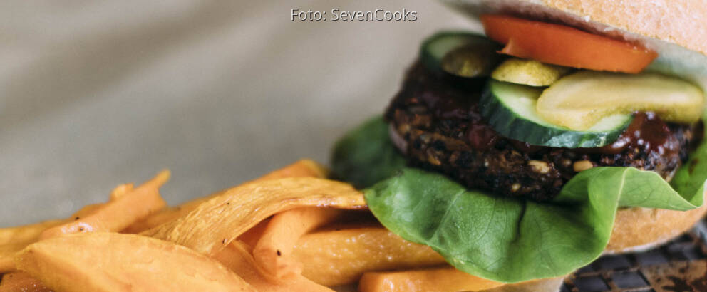 Veganes Rezept: Burger mit schwarzem Bohnen-Patty und Süßkartoffelpommes 2
