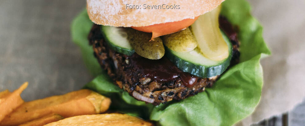 Veganes Rezept: Burger mit schwarzem Bohnen-Patty und Süßkartoffelpommes 3