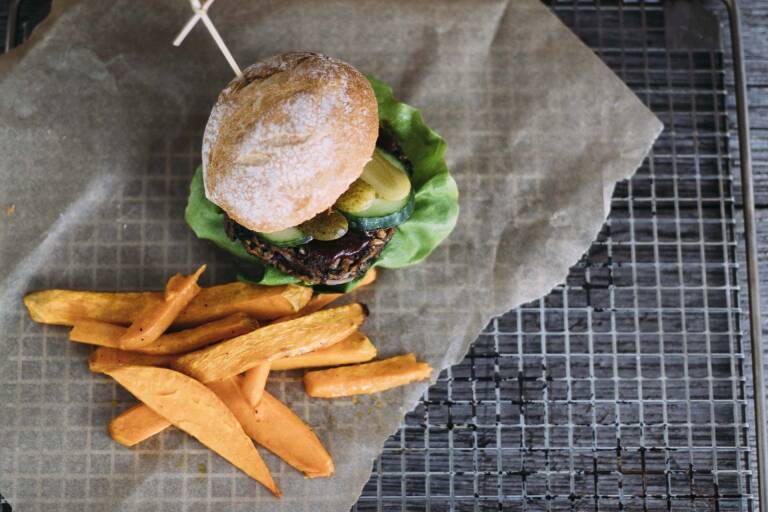 Veganes Rezept: Burger mit schwarzem Bohnen-Patty und Süßkartoffelpommes 1