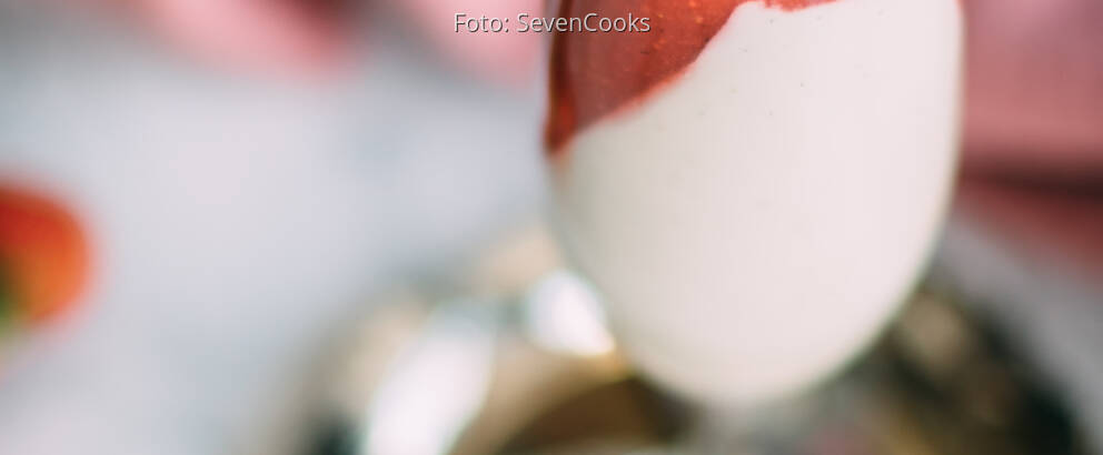 Veganes Rezept: Cashew Panna Cotta mit Erdbeer-Mousse
