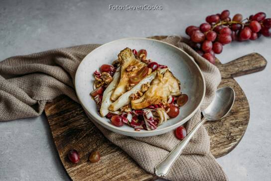 Edler Chicorée Salat mit Austernpilzen und Weintrauben von SevenCooks