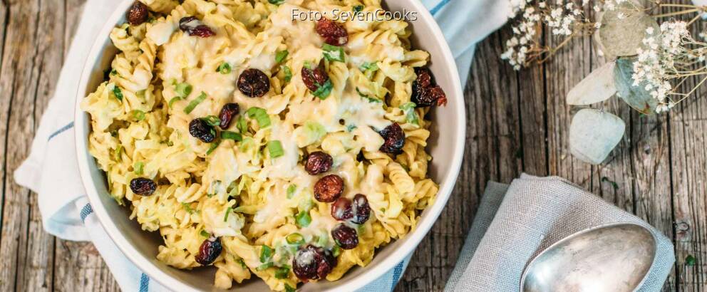 Veganes Rezept: Dinkel-Pasta mit Spitzkohl und cremiger Cashewsauce_1