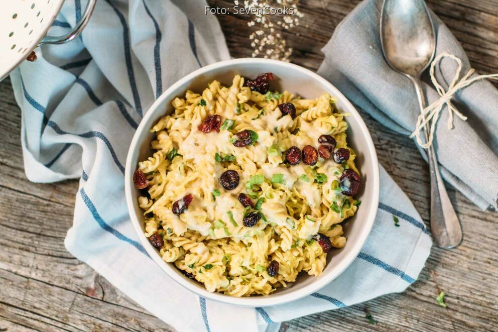 DinkelPasta mit Spitzkohl und cremiger Cashewsauce von SevenCooks