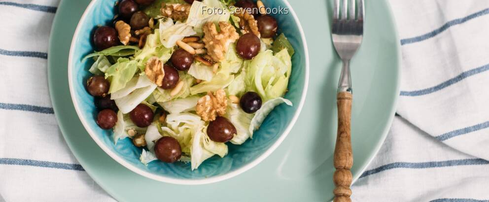 Veganes Rezept: Eisbergsalat mit Walnüssen, Weintrauben und Himbeervinaigrette_1