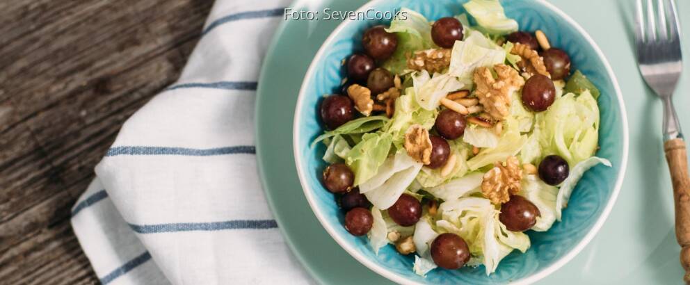 Veganes Rezept: Eisbergsalat mit Walnüssen, Weintrauben und Himbeervinaigrette_2