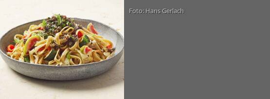Rezeptbild für "Edamame-Fettuccine mit gebratenem Frühlingsgemüse und Feigentapenade"
